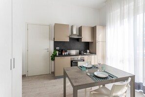 冷蔵庫、電子レンジ、オーブン、コンロ