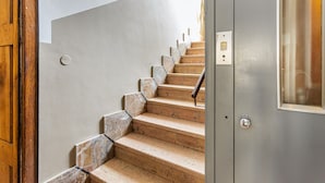 Una escala de marbre que porta a una plataforma.