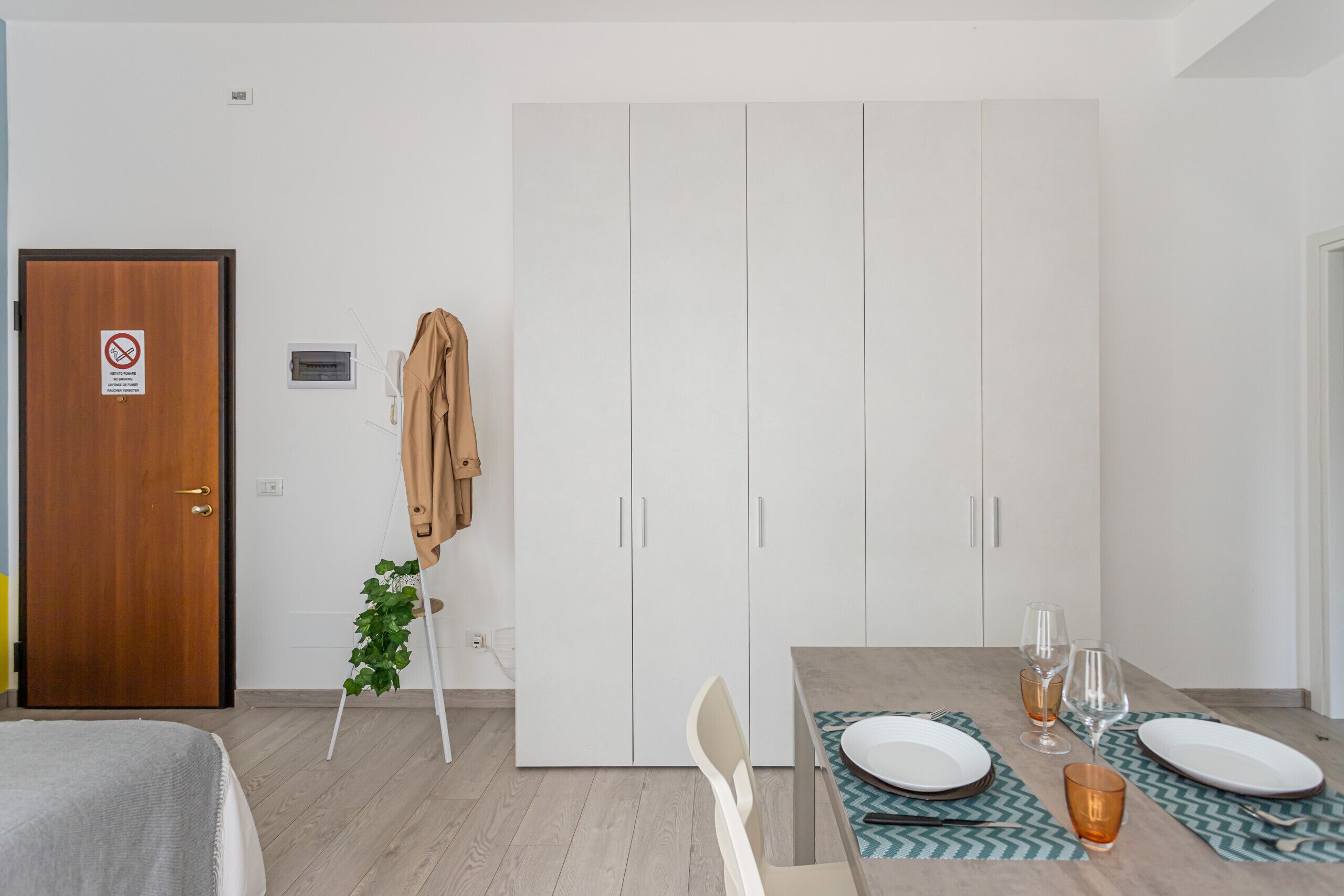 Tabla de planchar con plancha, wifi gratis, ropa de cama