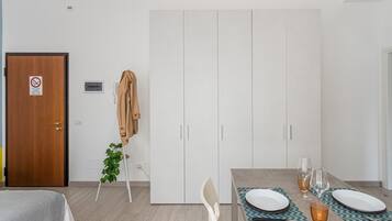 Tabla de planchar con plancha, wifi gratis, ropa de cama