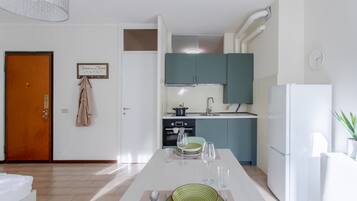 Frigorifero, microonde, forno, piano cottura