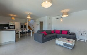 TV, tavolo da ping pong, impianto stereo