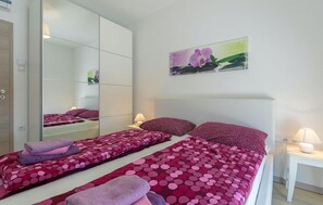 4 bedrooms, travel cot, free WiFi, bed sheets - Beautiful home in Pula (Pula)