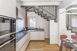 Een koelkast, een microgolfoven, een oven, een vaatwasser