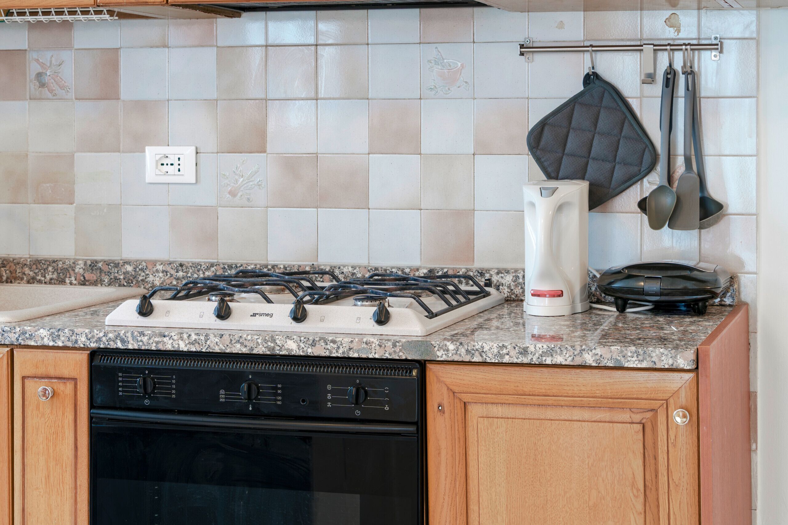 Jääkaappi, mikroaaltouuni, uuni, astianpesukone