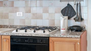 Jääkaappi, mikroaaltouuni, uuni, astianpesukone