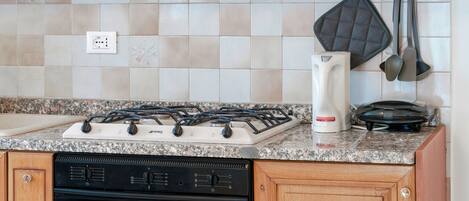 Réfrigérateur, four à micro-ondes, un four, lave-vaisselle