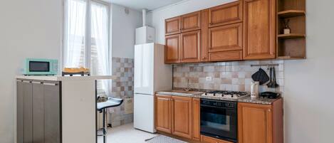 Een koelkast, een microgolfoven, een oven, een vaatwasser