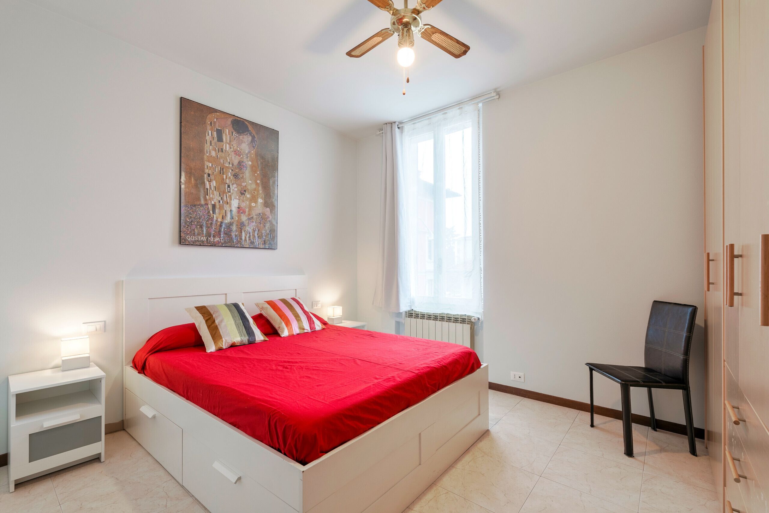 Tabla de planchar con plancha, wifi gratis, ropa de cama