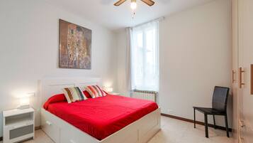 Een strijkplank/strijkijzer, gratis wifi, beddengoed