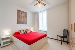 Planxa i posts de planxar, wifi gratuïta i roba de llit 