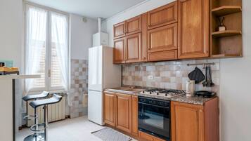 KĂŒhlschrank, Mikrowelle, Ofen, GeschirrspĂŒler