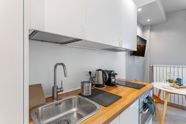 Frigorifero, microonde, forno, piano cottura