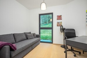 Älytelevisio, takka, työhuone