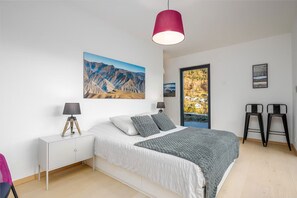 3 bedrooms, desk, iron/ironing board, WiFi