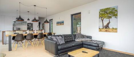 Smart-TV, Kamin, Arbeitsbereiche