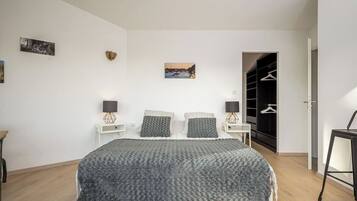 3 slaapkamers, een bureau, een strijkplank/strijkijzer, wifi