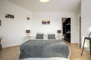 3 bedrooms, desk, iron/ironing board, WiFi