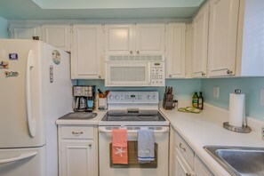 Apartment (2 Bedrooms) | Interior - 1 Mi to Ocean: North Myrtle Beach Townhome (North Myrtle Beach)