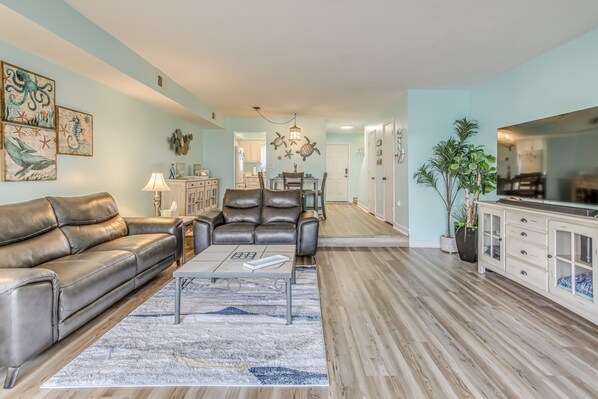 อพาร์ทเมนท์ (2 Bedrooms) | บริเวณนั่งเล่น | ทีวี