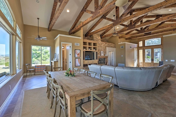 House (5 Bedrooms) | Interior