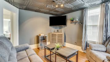 House (4 Bedrooms) | Living area | TV