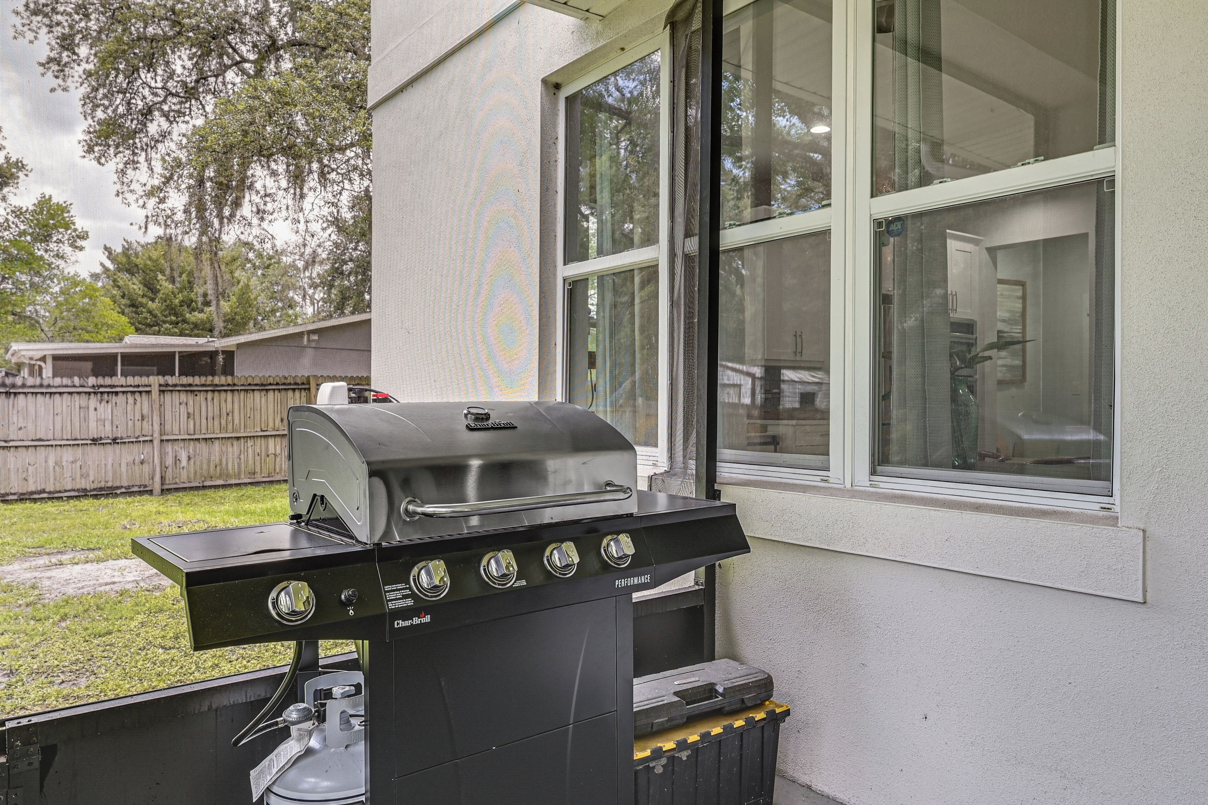Un barbecue doté de quatre brûleurs, d’un brûleur latéral et d’un thermomètre intégré.