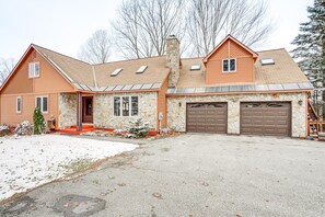 Exterior - Bennington Home w/ Deck ~ 5 Mi to Bald Mountain! (Bennington)