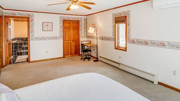 3 kamar tidur, ruang kerja ramah laptop, dan setrika/meja setrika