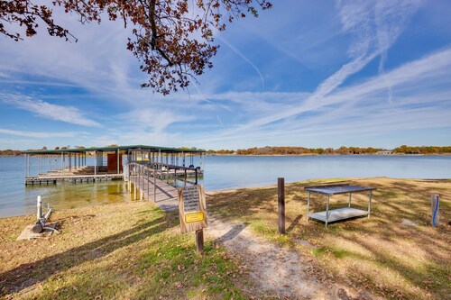 Grill & Dock Access: Waterfront Kerens Cabin