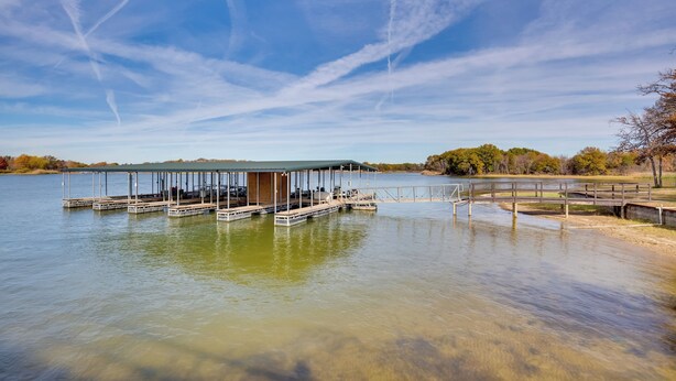 Un lac paisible avec un quai et une structure en bois.