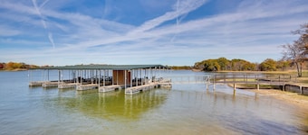 Grill & Dock Access: Waterfront Kerens Cabin