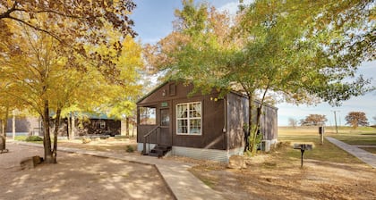 Grill & Dock Access: Waterfront Kerens Cabin