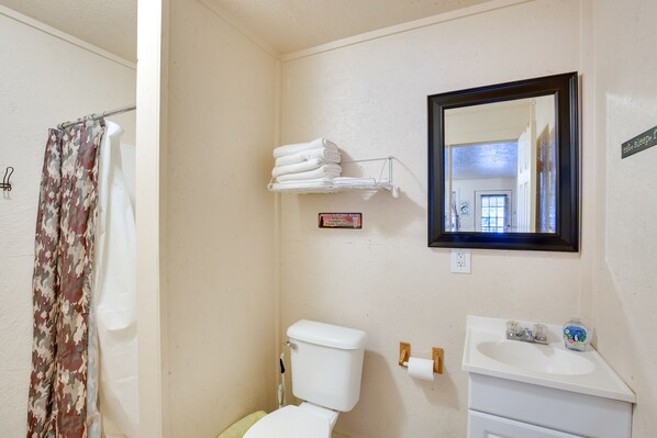 Apartment (0 Bedroom) | Interior - Grill & Dock Access: Waterfront Kerens Cabin (Kerens)