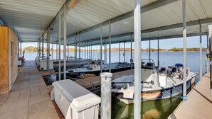 Une zone abritée avec des quais où sont amarrés des bateaux, un banc en bois et un bateau de pêche avec une pancarte.
