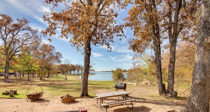 Reservoir Access: Pet-friendly Kerens Cabin!