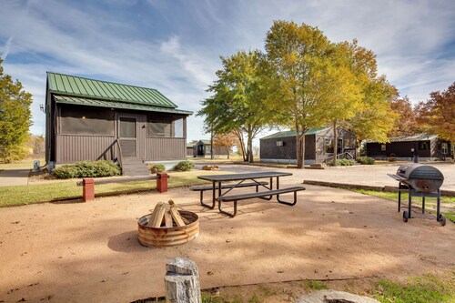Community Pier: Cozy Kerens Cabin!