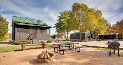 Community Pier: Cozy Kerens Cabin!