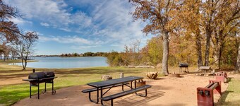 Community Pier: Cozy Kerens Cabin!