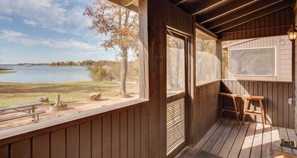 Community Pier: Cozy Kerens Cabin!