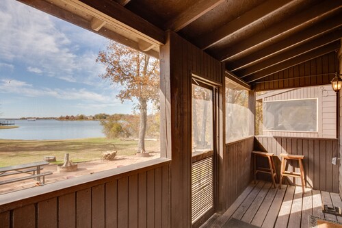 Community Pier: Cozy Kerens Cabin!