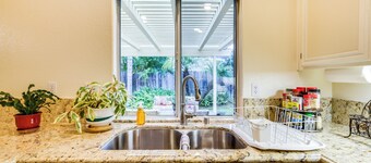 평화로운 El Cajon 휴가용 임대, 배치와 정원이 있습니다!