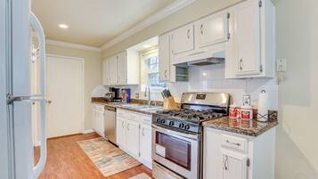 House (3 Bedrooms) | Private kitchen | Microwave, oven, stovetop, dishwasher