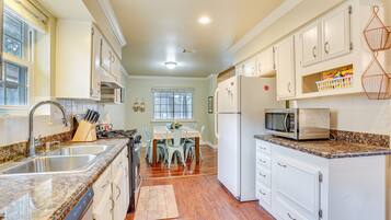House (3 Bedrooms) | Private kitchen | Microwave, oven, stovetop, dishwasher