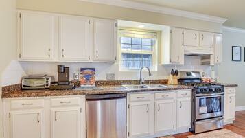 House (3 Bedrooms) | Private kitchen | Microwave, oven, stovetop, dishwasher