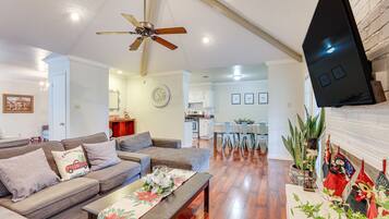 House (3 Bedrooms) | Living area