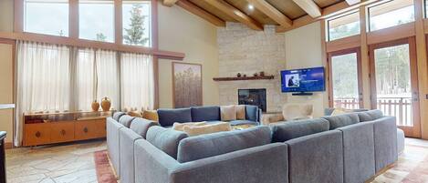 Casa, 4 habitaciones | Área de sala de estar | Smart TV