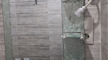 Dobbelt- eller tomannsrom – classic | Bad | Toalettartikler (inkludert), hårføner, tøfler og håndklær