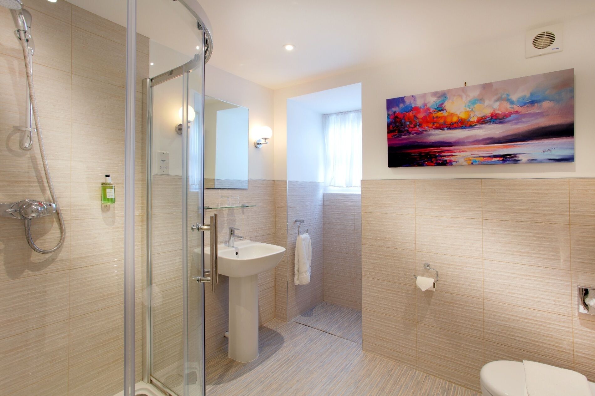 Ein modernes Badezimmer mit Duschkabine aus Glas, Waschbecken und Toilette.