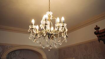 Een kroonluchter met meerdere lampen en kristaldecoraties.
